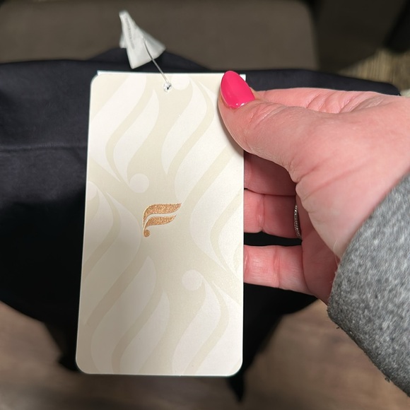 Fabletics Sync High-Waisted Perforated 7/8 Black Leggings XS NEW NWT - Picture 7 of 8